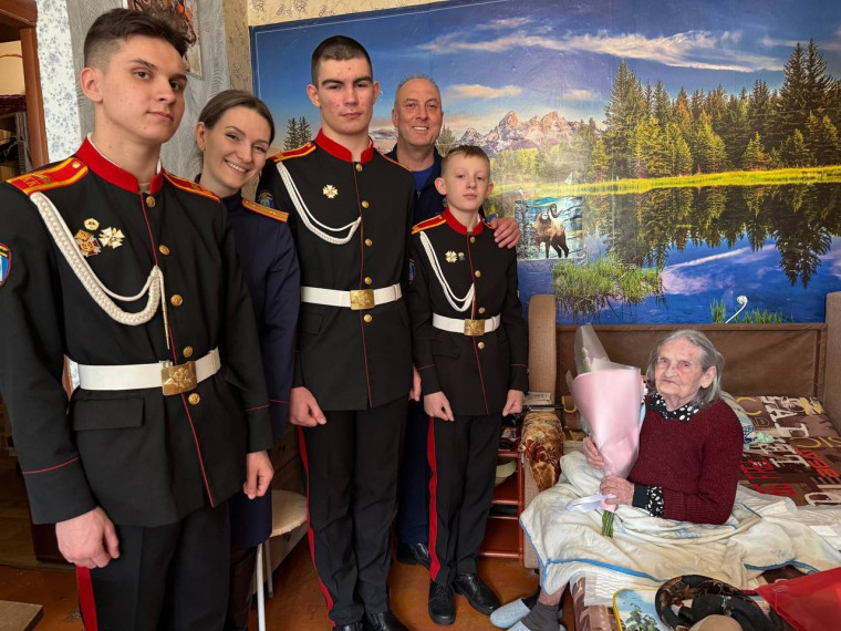 Поздравление ветерана Великой Отечественной войны с Международным женским днём.